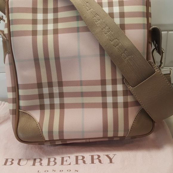 🎉Host Pick🎉 BURBERRY Candy Nova Shoulder Bag - Picture 6 of 8